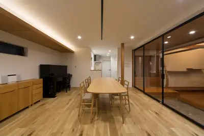 土間スペースをダイニングに取り込んだような開放感